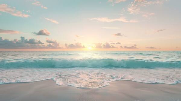 Orilla del mar al amanecer con olas suaves y cielo despejado