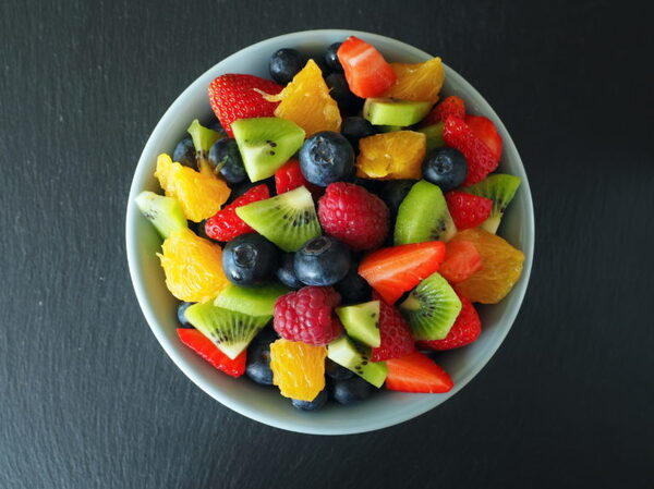 Bowl sencillo con frutas frescas y colores vivos