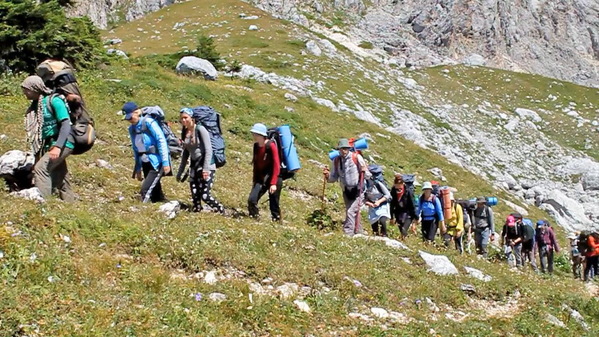 Zapatillas cómodas listas para una caminata corta al aire libre